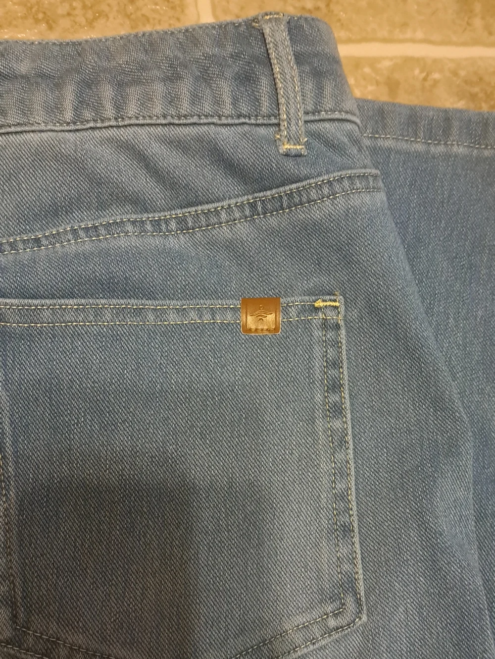 HALARA Straight Leg Jeans in Light Blue Wash. Size L Regular.